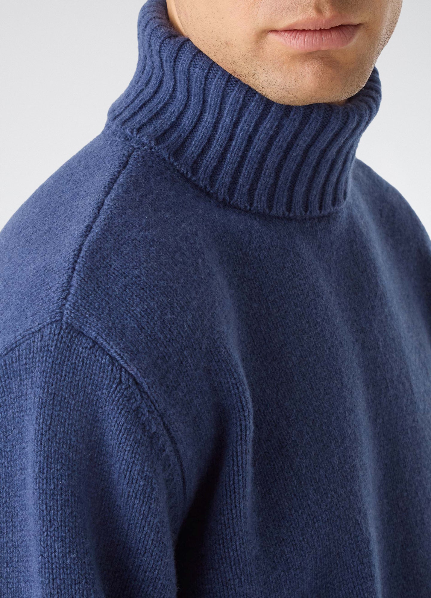 Börje Wool/Cashmere Roll Neck - Air Force Blue