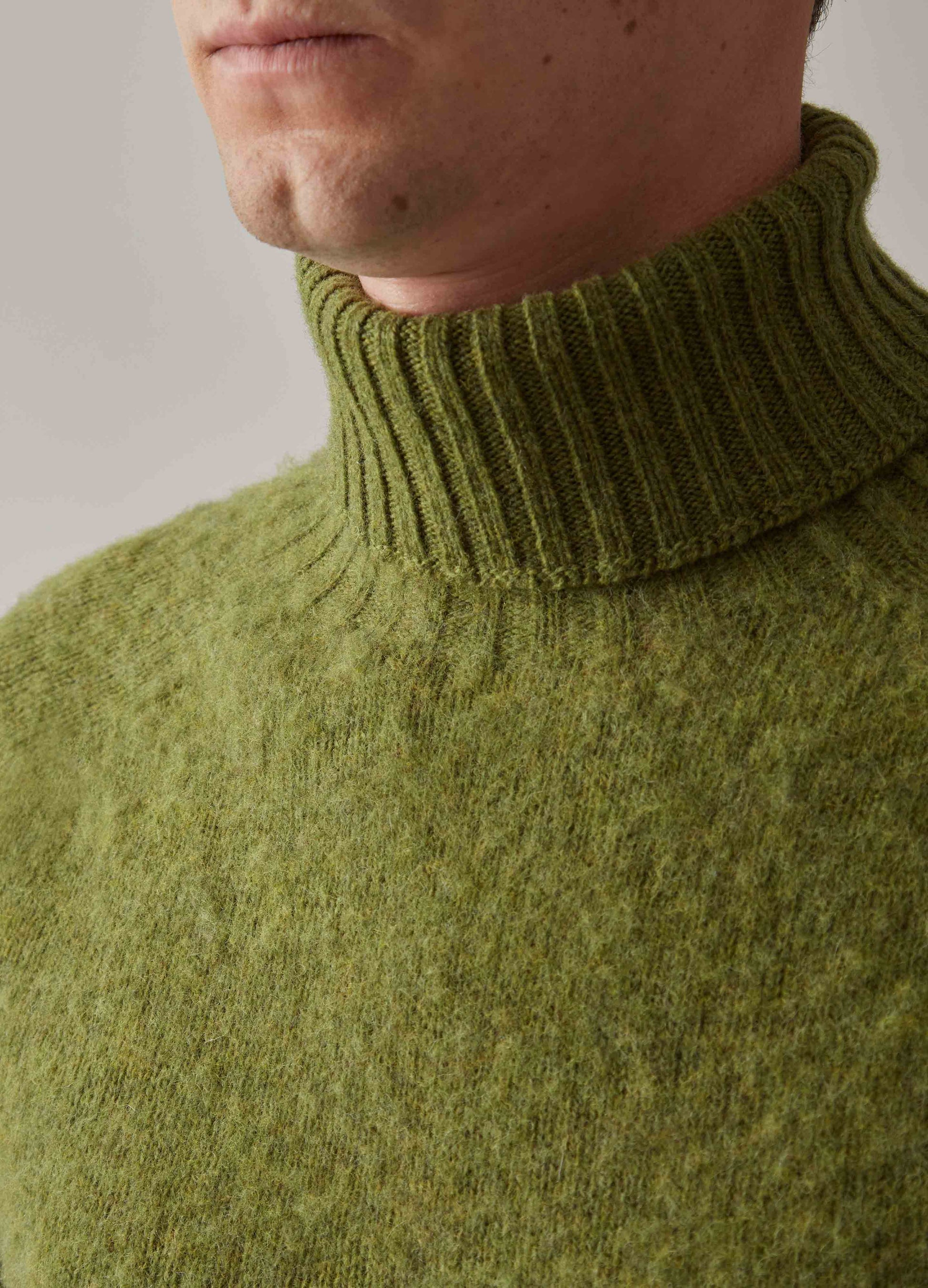 Bosse Shaggy Roll Neck - Olive | Berg & Berg